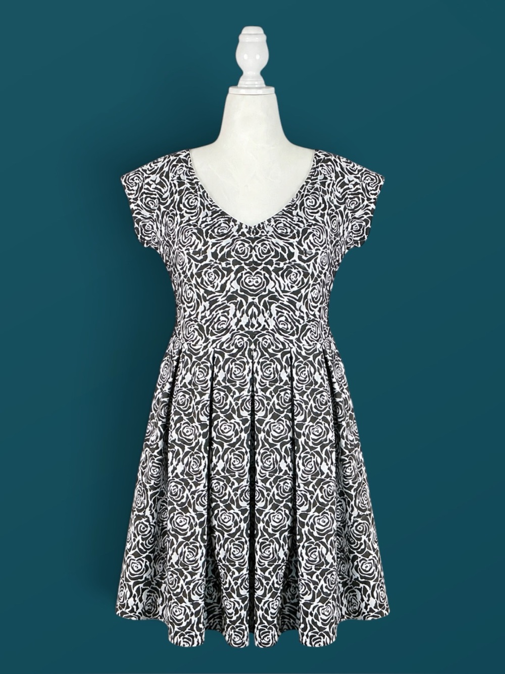 ModCloth Fit & Flare Dress Black Grey Rose Floral Knit Pleated Whimsigoth L NWT